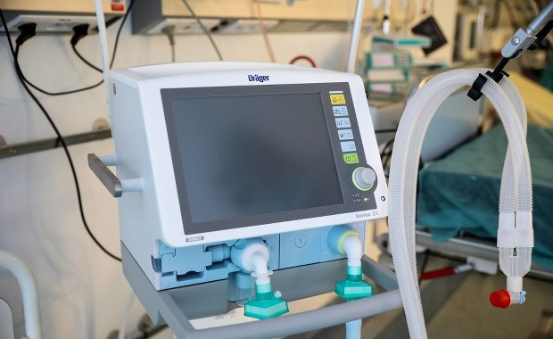 Polska nadal nie skorzystała z unijnego przetargu na zakup respiratorów. Bułgaria sprzęt dostała w lipcu