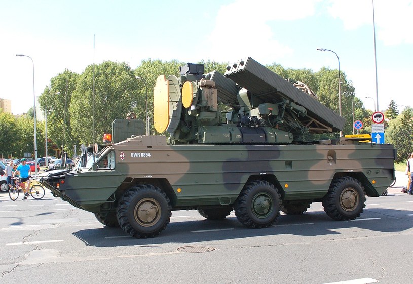 Polska Osa-AKM-P1 „Żądło” to głęboka modyfikacja wozów 9K33M2 Osa-AK i 9K33M3 Osa-AKM mogących razić cele na odległość od 12 do 15 kilometrów i na pułapie 9. Ich radar umożliwia wynajdywanie celów na odległość 30 kilometrów /Vistula