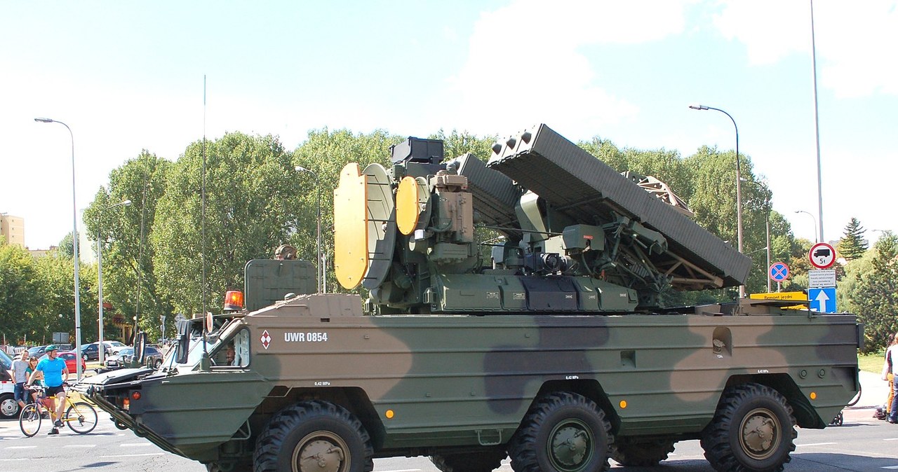 Polska Osa-AKM-P1 „Żądło” to głęboka modyfikacja wozów 9K33M2 Osa-AK i 9K33M3 Osa-AKM mogących razić cele na odległość od 12 do 15 kilometrów i na pułapie 9. Ich radar umożliwia wynajdywanie celów na odległość 30 kilometrów /Vistula
