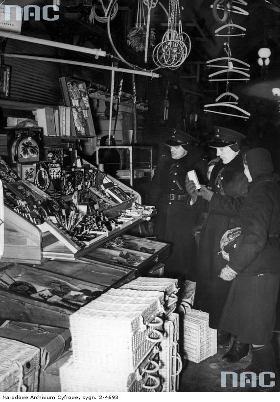 Polska policja (granatowa) podczas kontrolowania cen na straganach na Rynku Głównym w Krakowie, 1940 /Z archiwum Narodowego Archiwum Cyfrowego
