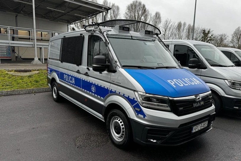 Polska policja kupuje nowe samochody. Do służby trafiło 31 furgonów wypadowych i 42 małe więźniarki. /Policja