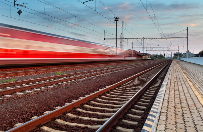 Polska powinna inwestować w budowę kolei dużych prędkości /123RF/PICSEL