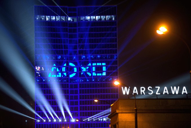 Polska premiera konsoli PlayStation 5 uczczona została niesamowitą iluminacją świetlną w Warszawie na budynku Widok Towers /materiały prasowe
