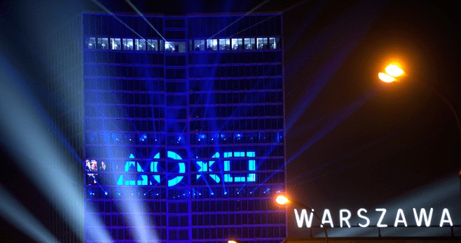 Polska premiera konsoli PlayStation 5 uczczona została niesamowitą iluminacją świetlną w Warszawie na budynku Widok Towers /materiały prasowe