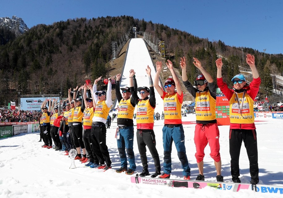 Polska reprezentacja cieszy się ze zdobycia Pucharu Narodów podczas ceremonii dekoracji po zawodach Pucharu Świata w skokach narciarskich w słoweńskiej Planicy w 2019 roku / 	Grzegorz Momot    /PAP