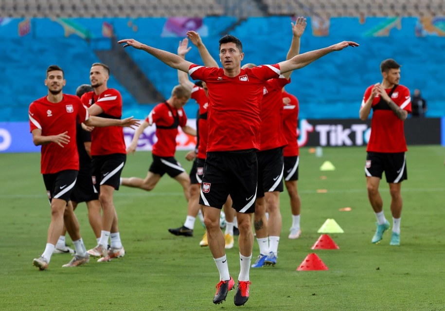 Polska reprezentacja podczas treningu na hiszpańskim stadionie /JULIO MUNOZ  /PAP/EPA
