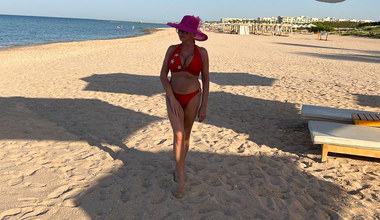 Polska seksbomba Aldona Orman w skąpym bikini na plaży w Egipcie! Kto by jej dał 50 lat?!