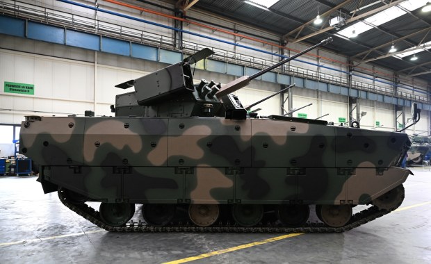 Polska się zbroi. Pierwsze wozy Borsuk trafiły do polskiej armii