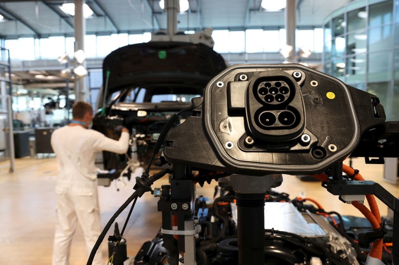 Polska stała się drugim na świecie producentem baterii do aut elektrycznych /Getty Images