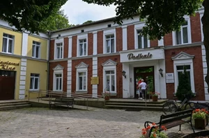 Polska stolica długowieczności. Mają tu najwięcej stulatków i najlepszą borowinę w kraju. Witajcie w Połczynie-Zdroju