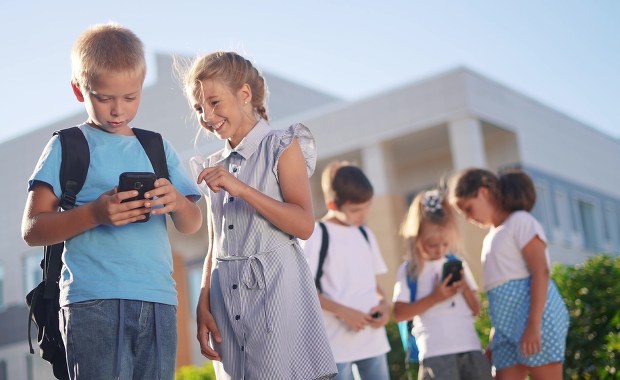 Polska: Uczniowie przyspawani do smartfonów, nie czytają lektur, AI uczy się za nich