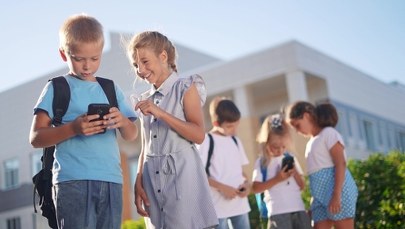 Polska: Uczniowie przyspawani do smartfonów, nie czytają lektur, AI uczy się za nich