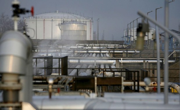 Polska uruchamia interwencyjne zapasy ropy