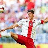 Polak Robert Lewandowski przy piłce podczas meczu towarzyskiego z Litwą