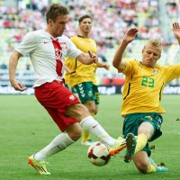 Polak Maciej Rybus (L) walczy o piłkę z Litwinem Aurimasem Vilkaitisem (P) podczas meczu towarzyskiego w Gdańsku