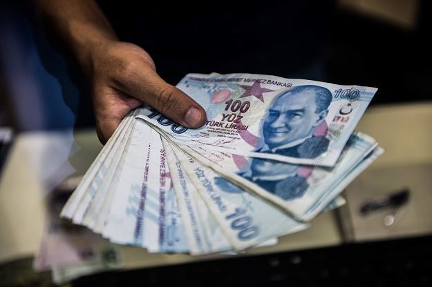 Polska waluta traci na wartości z powodu tureckiej liry /AFP