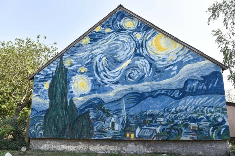 Polska wieś jak malowana. Domy zdobią najsłynniejsze dzieła van Gogha