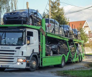 Polskę zalewają używane auta. Z roku na rok jest ich coraz więcej