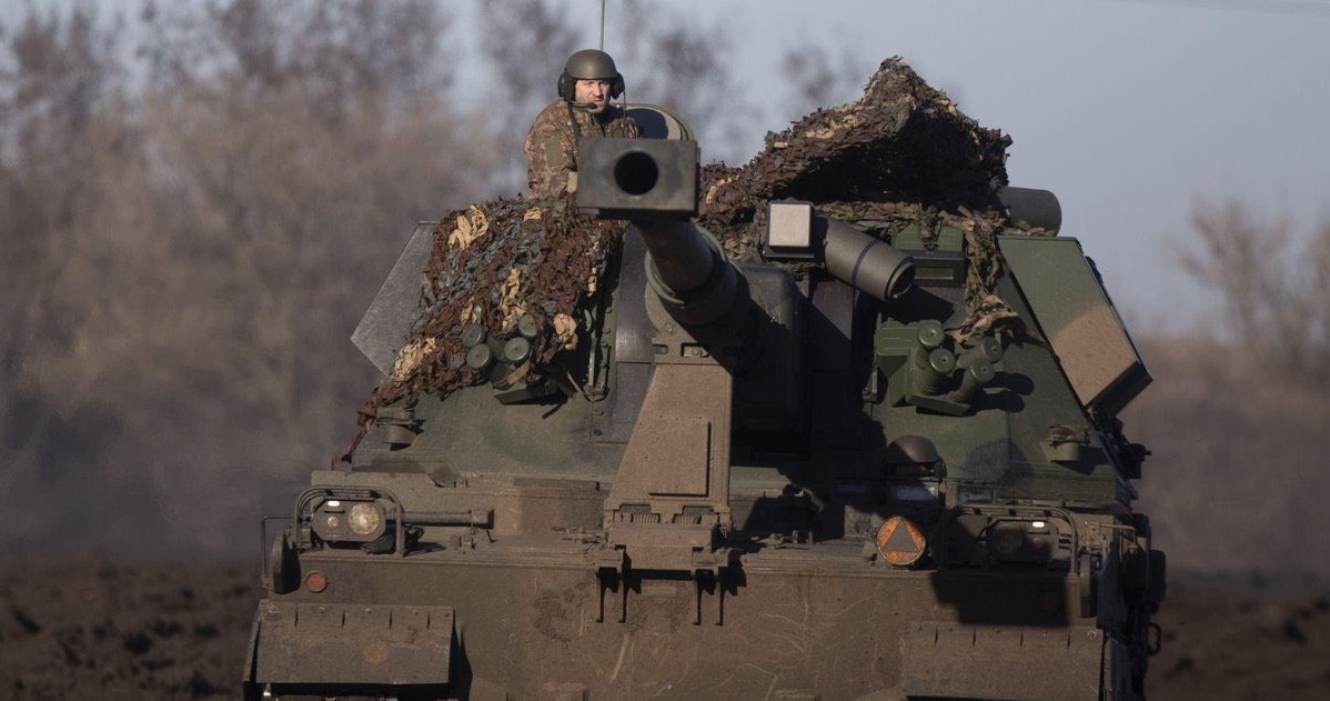Polski AHS Krab jest jedną z artyleii o kalibrze 155 mm w ukraińskiej armii /@praisethesteph /Twitter