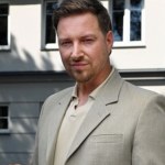 Maciej Jachowski Polski aktor wygrał z nowotworem i wrócił do pracy. Tak teraz wygląda