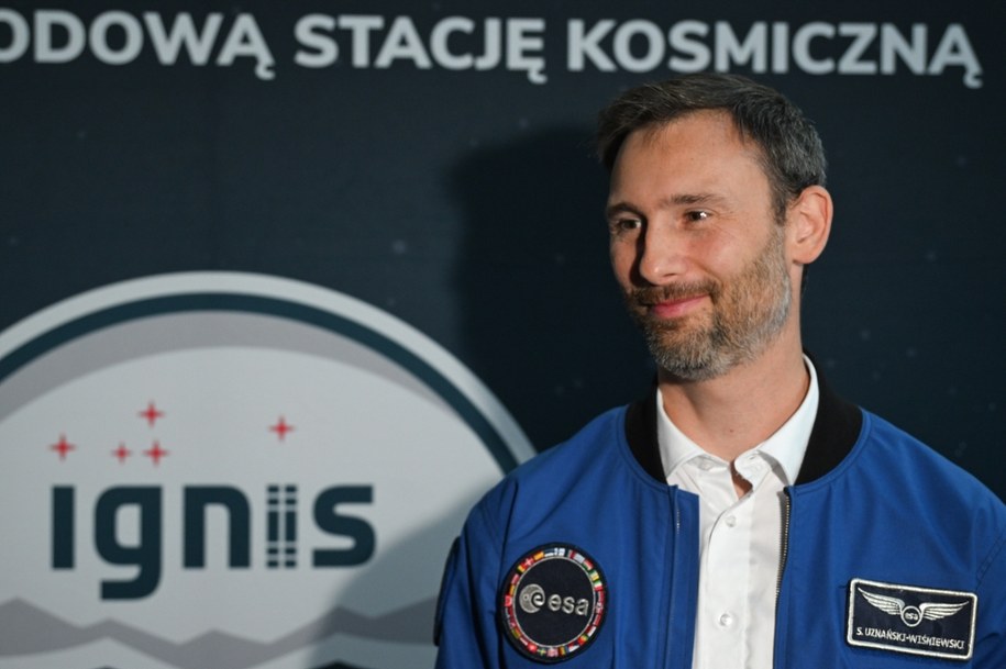 Polski astronauta projektowy Europejskiej Agencji Kosmicznej Sławosz Uznański-Wiśniewski podczas konferencji prasowej „IGNIS - Polska sięga gwiazd”, zapowiadającej ogólnopolską trasę technologiczno-naukową misji IGNIS /Radek Pietruszka /PAP