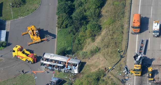 Polski autobus uderzył w tył ukraińskiego autokaru, przebijając barierkę zjechał na lewy pas ruchu i zderzył się czołowo z nadjeżdżającym z przeciwnego kierunku polskim minibusem, a następnie stoczył się z 10-metrowego nasypu /PAP/EPA