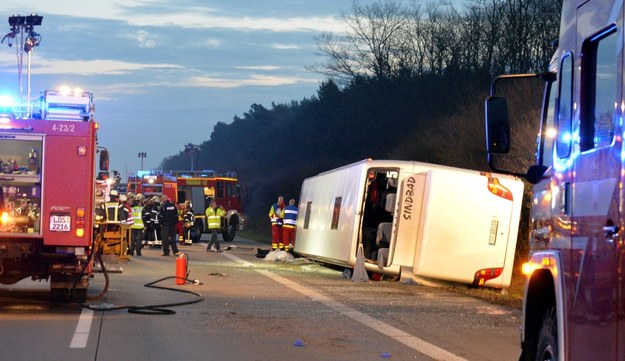 Polski autokar rozbił się na autostradzie niedaleko Berlina /Bernd Settnik    /PAP/EPA