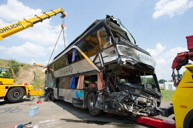 Polski autokar zniszczony w wypadku /PETER ENDIG /PAP/EPA