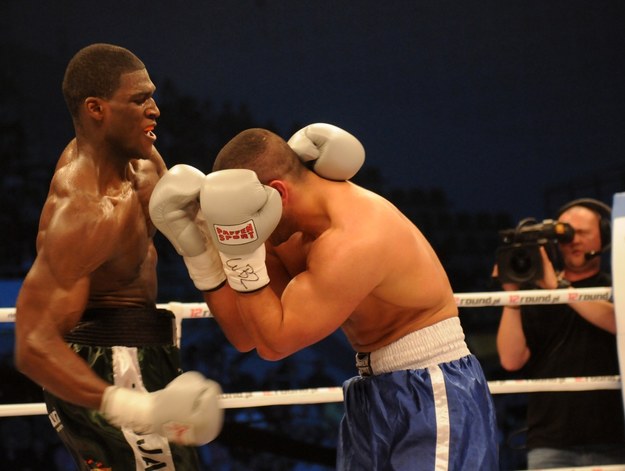 Polski bokser Izuagbe Ugonoh (L) walczy z reprezentującym Niemcy Rashidem Raad'em (P) /Tytus Żmijewski /PAP