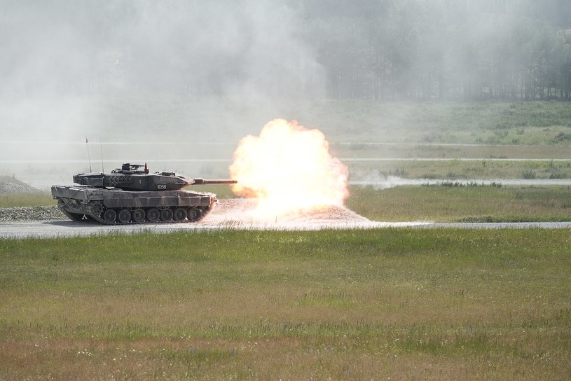 Polski czołg Leopard 2A5 podczas strzelań poligonowych /Wikipedia