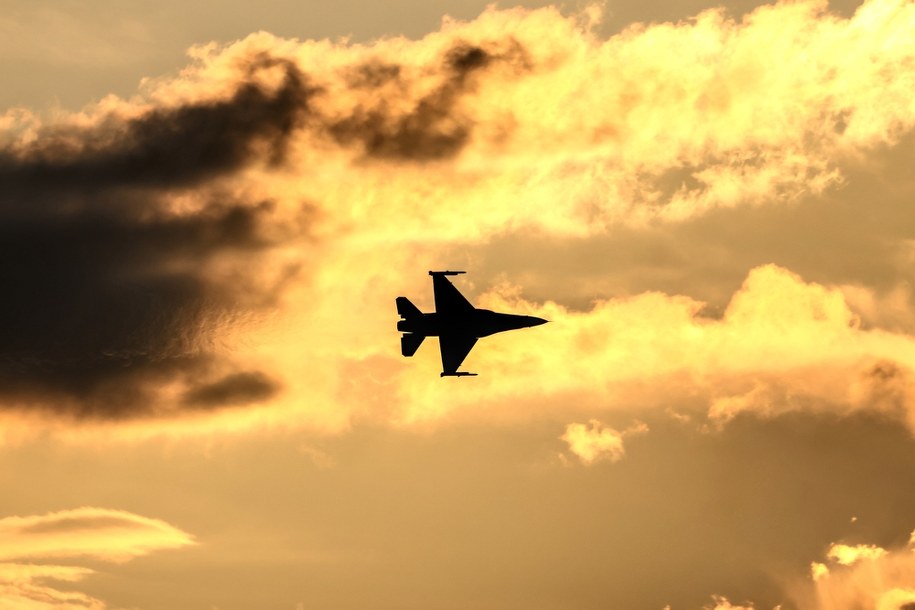 Polski F-16. DORSZ podaje, że Siły Zbrojne poderwały myśliwce w związku z aktywnością Rosji /Shutterstock
