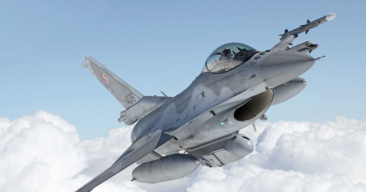 Polski F-16 z podwieszonym pod kadłubem zasobnikiem rozpoznawczym DB-110 /Bartek Bera /INTERIA.PL