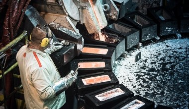 Polski gigant niesiony przez "srebrną falę". Przychody liczone w miliardach - akcje na szczycie