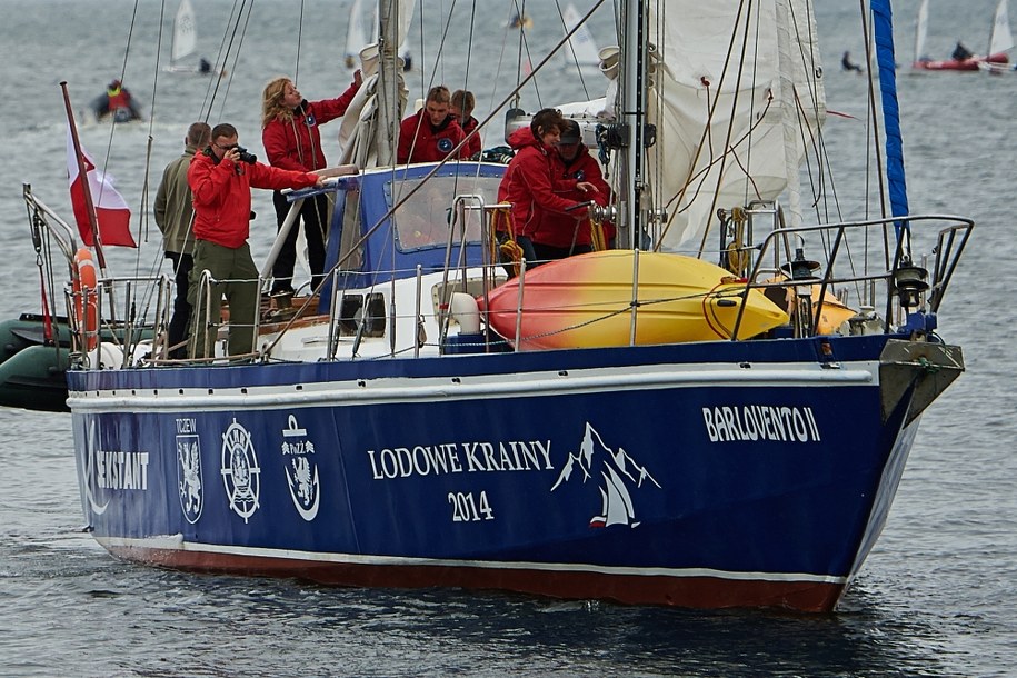 Polski jacht Barlovento II wypływa z mariny w Gdyni /Adam Warżawa /PAP