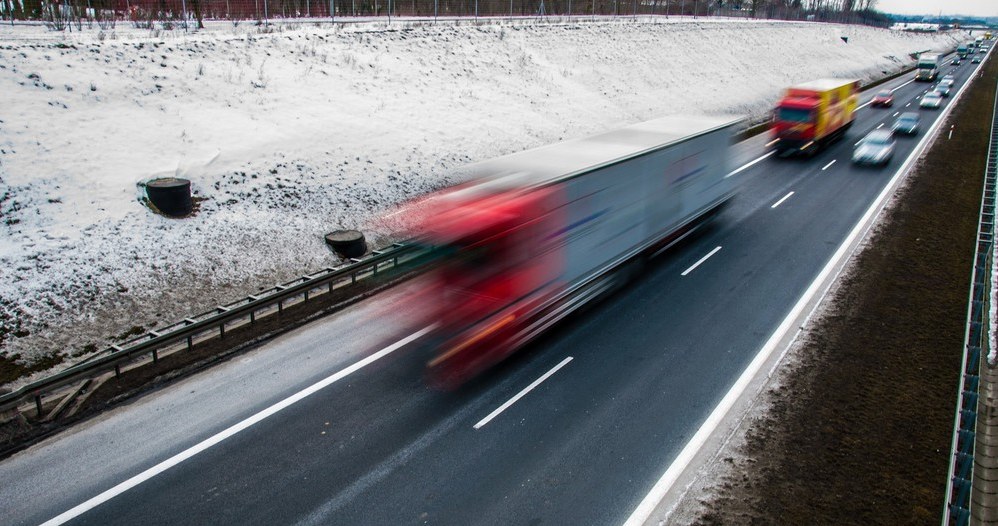 Polski kierowca w polskiej cieżarówce na niemieckiej drodze powinien zarabiać niemieckę pensję? /Jakub Walczak /Reporter