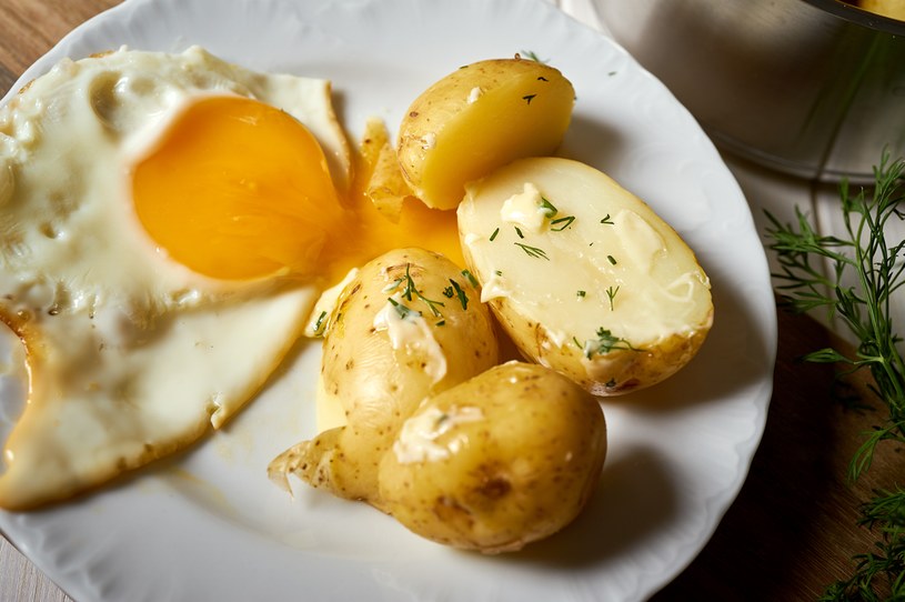 Polski klasyk, czyli jajko sadzone i ziemniaki to wyzwanie dla układu trawiennego /123RF/PICSEL