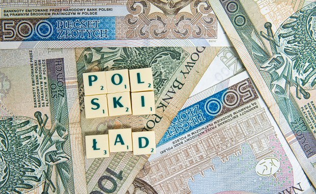 Polski Ład i umowa zlecenie. Stracą osoby zarabiające niecałe 5 tys. brutto