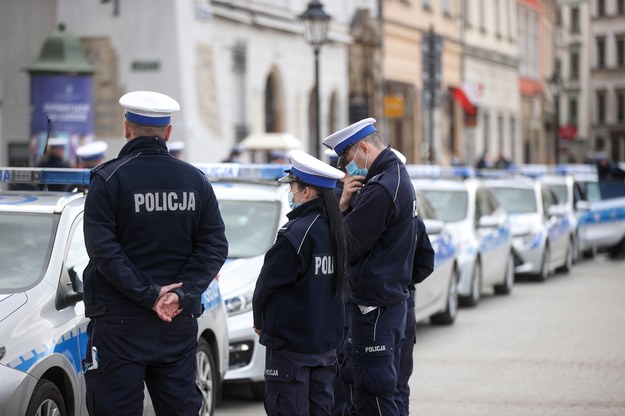 Polski Ład „zjada” podwyżki policjantów. Resort zabiera głos