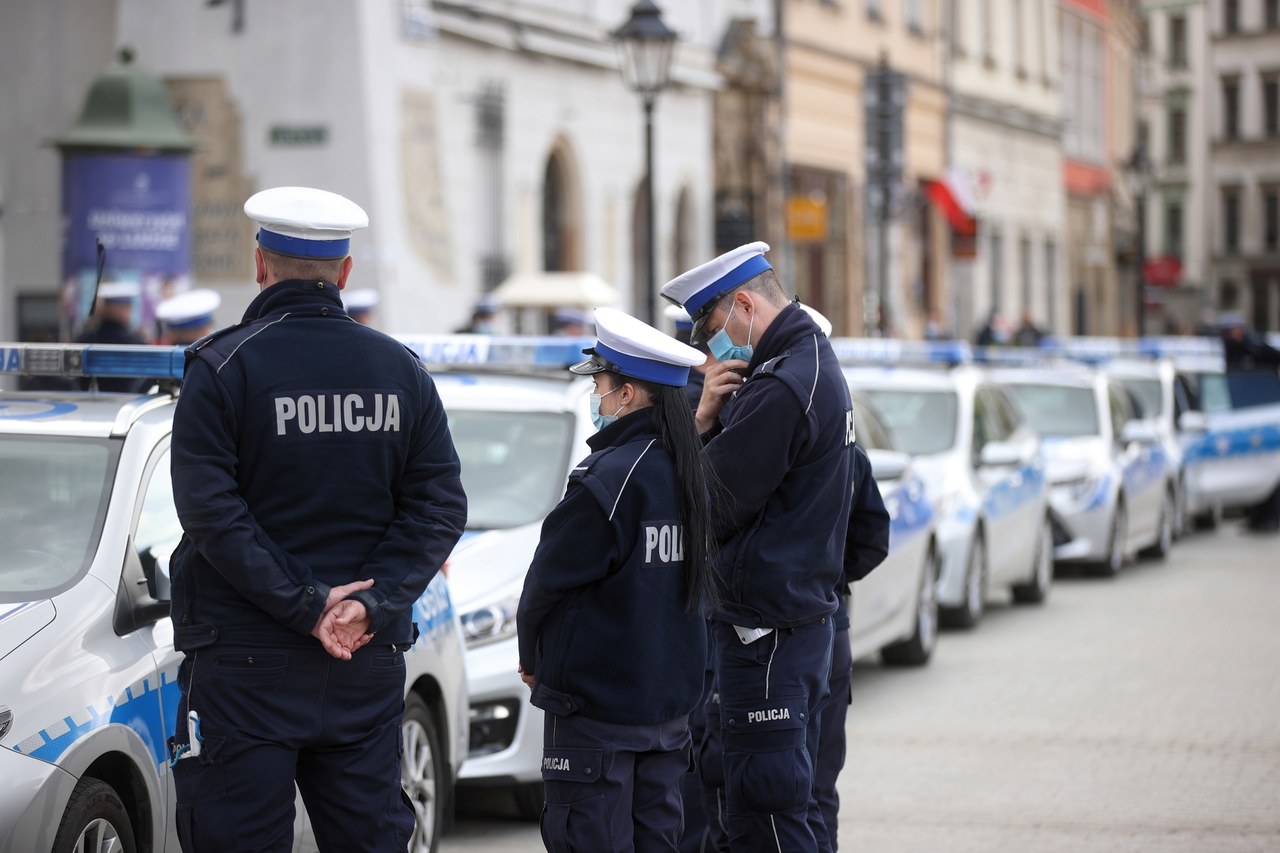 Polski Ład „zjada” podwyżki policjantów. Resort zabiera głos 