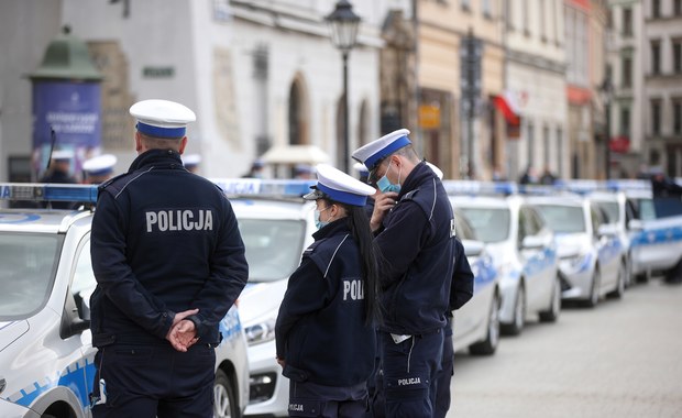 Polski Ład „zjada” podwyżki policjantów. Resort zabiera głos 