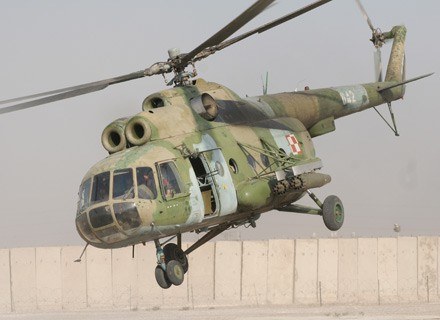 Polski Mi-8 w bazie Diwanija w Iraku, jesień 2005 r./fot. z archiwum M. Ogdowskiego /