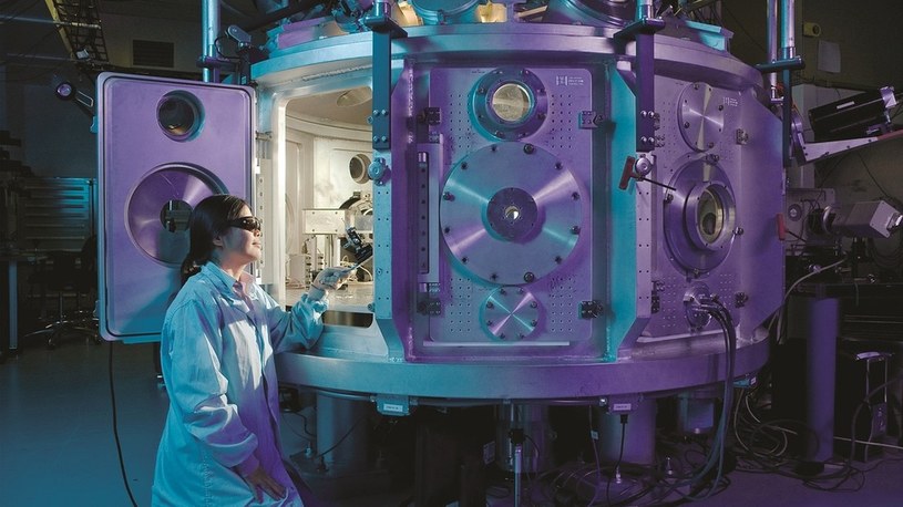 Polski naukowiec odkrył trzy nieznane wcześniej pentakwarki, dzięki LHC /Geekweek