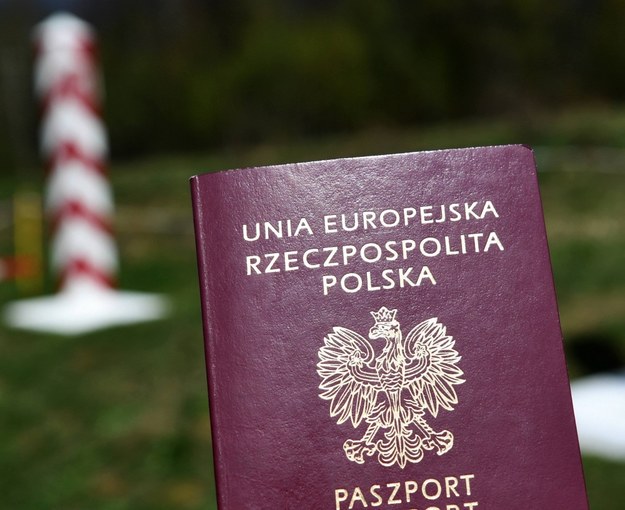 Polski paszport /	Darek Delmanowicz   /PAP