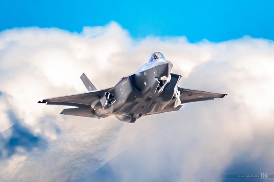 Polski pilot po raz pierwszy zasiadł za sterami F-35 w lutym bieżącego roku, a w maju pierwsi dwaj lotnicy ukończyli wstępny etap szkolenia /Sztab Generalny WP /