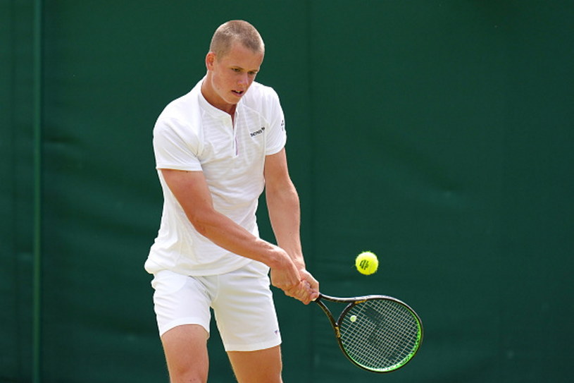 Polski półfinalista Rolanda Garrosa gra na Wimbledonie. Mecz trwa