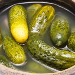 Polski rarytas nie jest dla nich. Kto nie powinien jeść ogórków kiszonych?