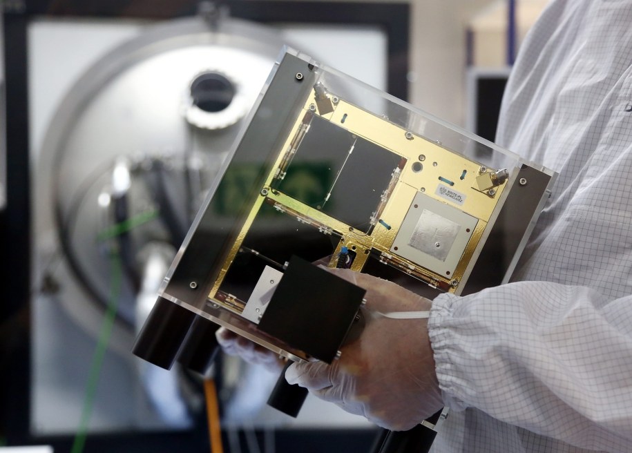 Polski satelita "Heweliusz" w Centrum Badań Kosmicznych Polskiej Akademii Nauk w Warszawie /Tomasz Gzell /PAP