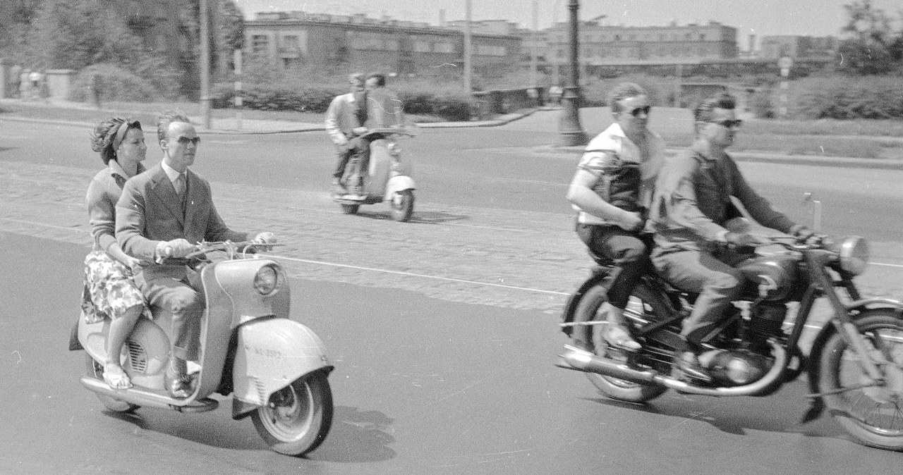 Polski skuter Osa na warszawskich ulicach (w tle Lambretta). W owym czasie, na terenie miasta, wolno było jeździć bez kasków /Archiwum Tomasza Szczerbickiego