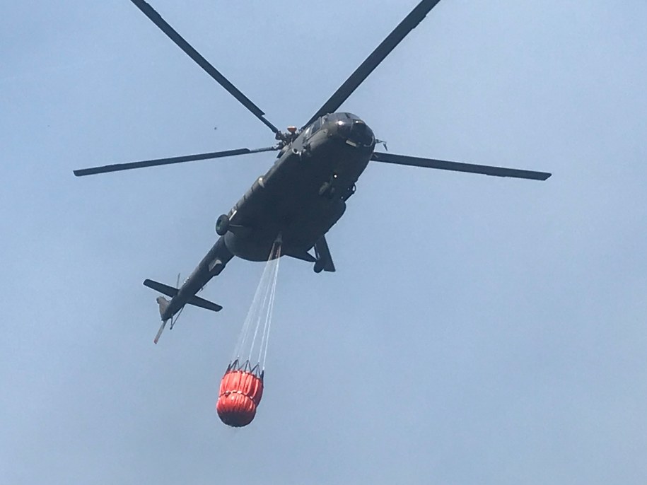 Polski śmigłowiec podczas gaszenia pożaru w Czeskiej Szwajcarii /Paweł Pyclik /RMF FM
