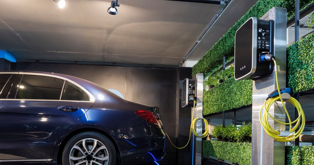 Polski start-up opracował system wykorzystujący potencjał parkingów /123RF/PICSEL